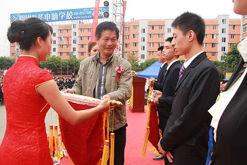 四川新华2013年秋季开学典礼暨表彰大会隆重举行