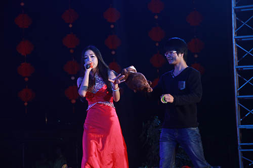 主持人蒋蕊婷演唱英文歌曲《Rolling in the deep》，获女神称号