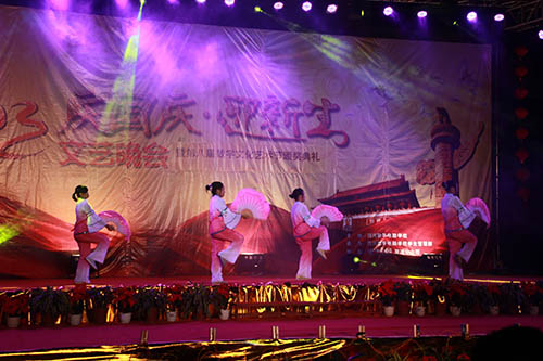 新东方烹饪学校友情演出《扇子舞》