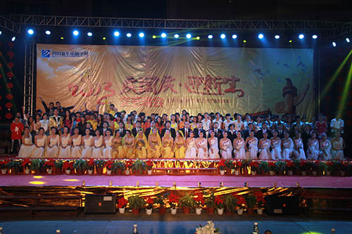 迎新晚会结束后，全体演员和领导合影留念