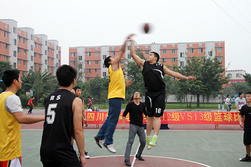 篮球联谊赛开始，精彩上演