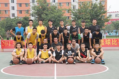 传递接力棒，青春不毕业--篮球协会成员合影