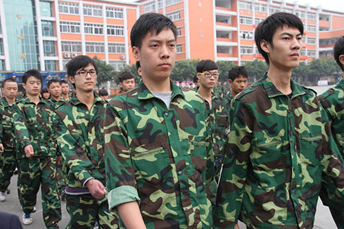 这个秋天，我们一起成长——记2013级秋季新生军训