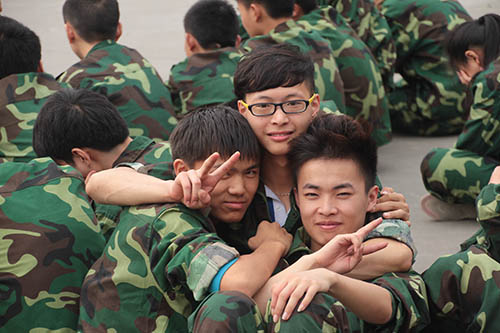 这个秋天，我们一起成长——记2013级秋季新生军训