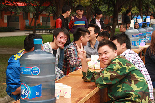 这个秋天，我们一起成长——记2013级秋季新生军训