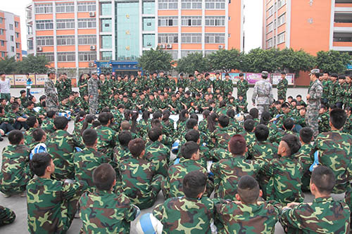 这个秋天，我们一起成长——记2013级秋季新生军训