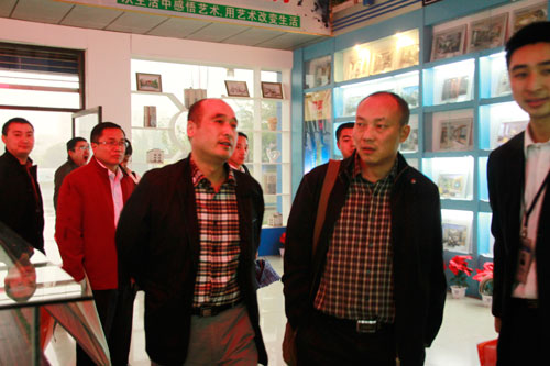 成都市教育局万斌处长（中）视察我校工作