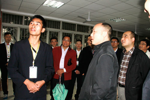 李华红同学向领导们介绍2013年“特步杯”全国电子商务实战技能大赛