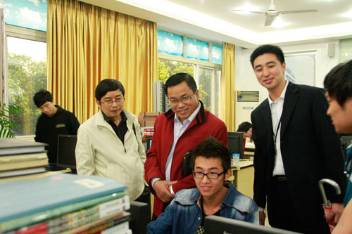 李久和科长（左一）、周向海科长（左二）称赞我校建筑表现专业学生动手能力强