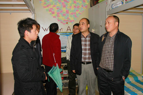 万斌处长询问我校学生生活情况