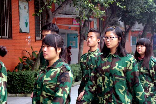 邱华彬和同学们已经排好了队列，开始一天的军训。