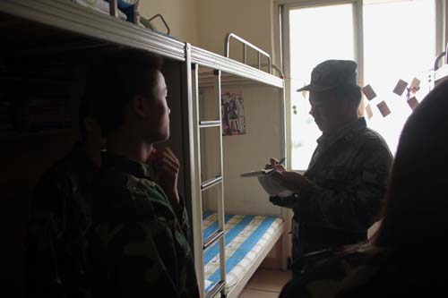 连长记录内务情况