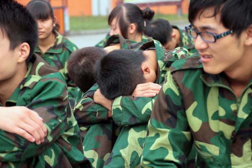  军训完全按照军队的要求，强度大