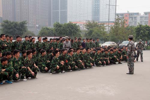 表扬表现好的，批评表现差的