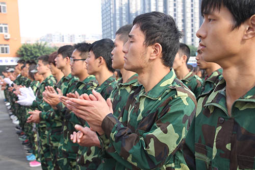 2013级秋季新生军训汇演圆满成功