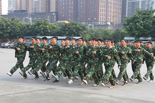 2013级秋季新生军训汇演圆满成功