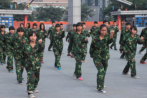 2013级秋季新生军训汇演圆满成功