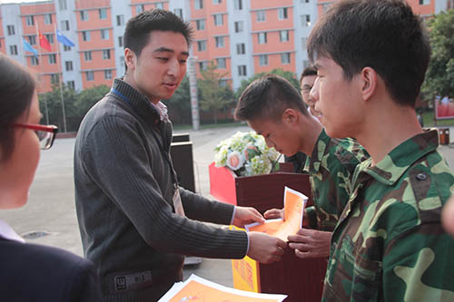 2013级秋季新生军训汇演圆满成功