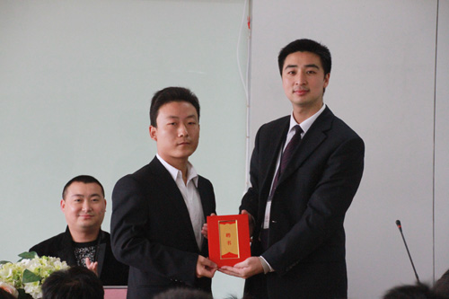 教学管理部何主任为李经理颁发了项目聘书