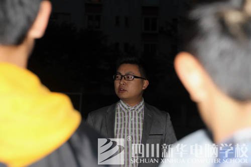 新华人的一天：教室窗外的那双眼睛