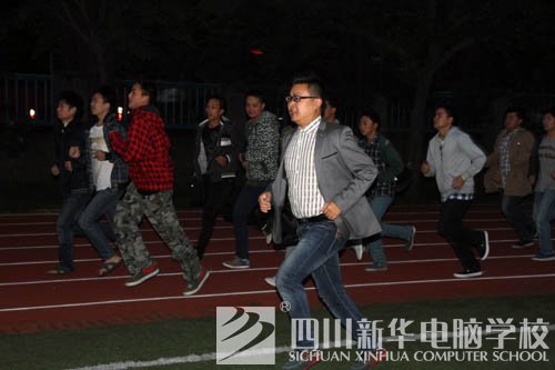 新华人的一天：教室窗外的那双眼睛