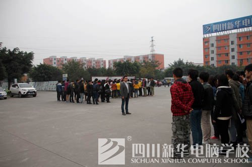 新华人的一天：教室窗外的那双眼睛