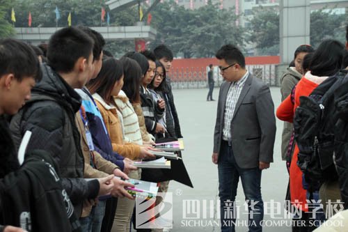 新华人的一天：教室窗外的那双眼睛