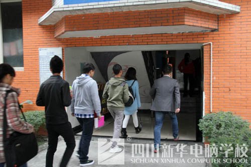 新华人的一天：教室窗外的那双眼睛