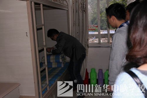 新华人的一天：教室窗外的那双眼睛