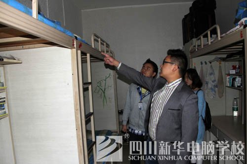 新华人的一天：教室窗外的那双眼睛