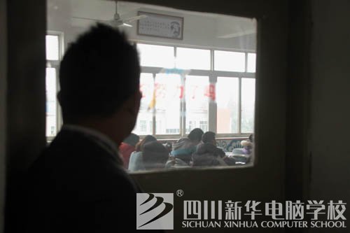 新华人的一天：教室窗外的那双眼睛
