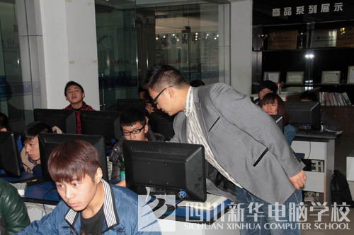 新华人的一天：教室窗外的那双眼睛