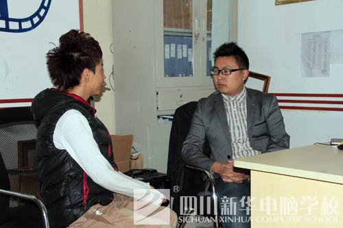 新华人的一天：教室窗外的那双眼睛