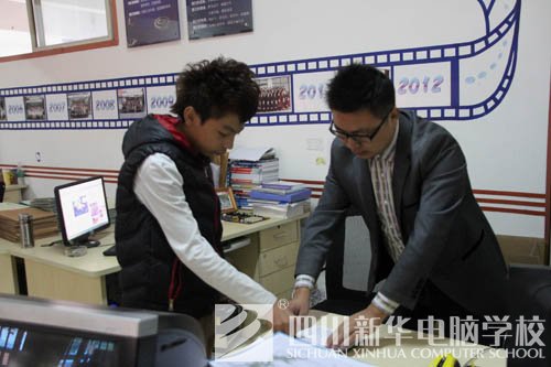 新华人的一天：教室窗外的那双眼睛