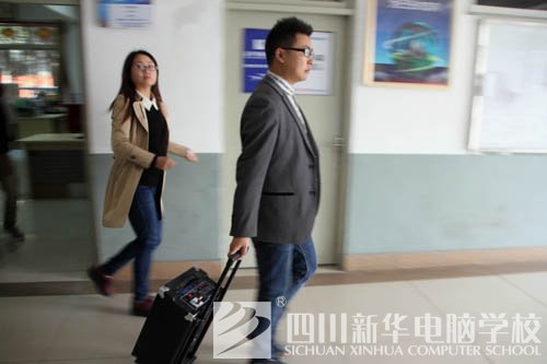 新华人的一天：教室窗外的那双眼睛