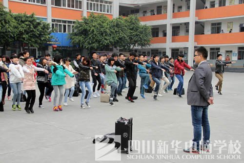 新华人的一天：教室窗外的那双眼睛