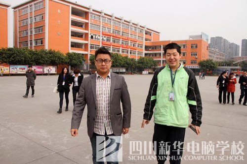 新华人的一天:教室窗外的那双眼睛