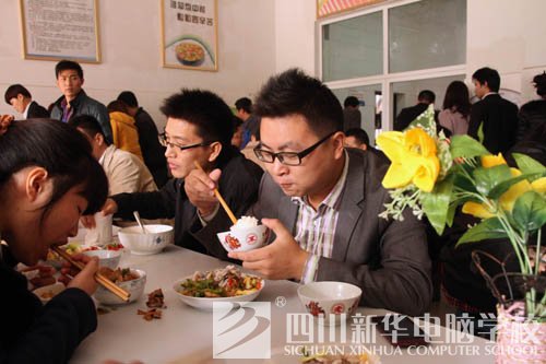 新华人的一天：教室窗外的那双眼睛