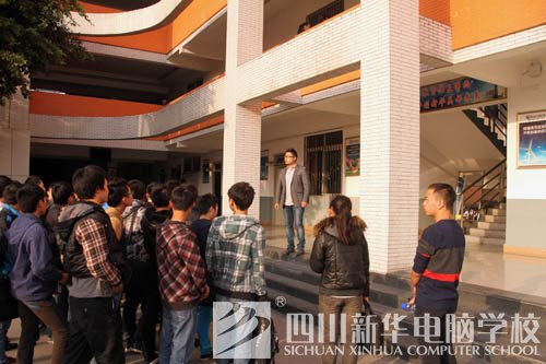 新华人的一天：教室窗外的那双眼睛