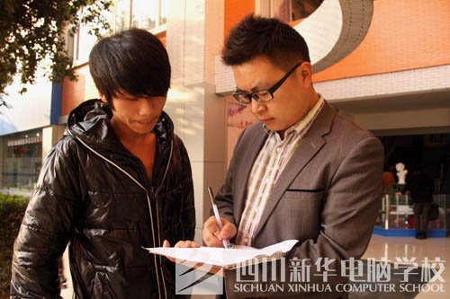 新华人的一天：教室窗外的那双眼睛