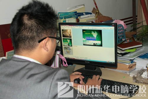 新华人的一天：教室窗外的那双眼睛