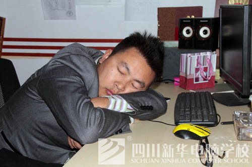 新华人的一天：教室窗外的那双眼睛