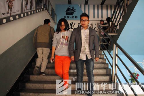 新华人的一天：教室窗外的那双眼睛