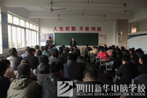 新华人的一天：教室窗外的那双眼睛