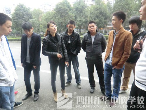 新华学子与达尚恒装饰负责人进行交流