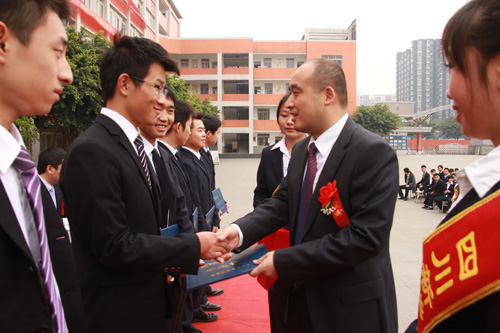 四川新华2013秋季毕业典礼隆重举行