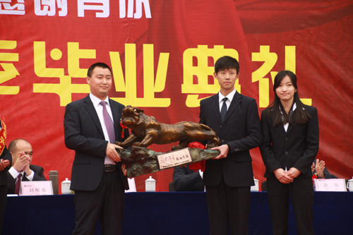 四川新华2013秋季毕业典礼隆重举行