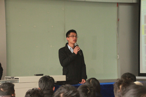 上海驻外办陈主任给同学们介绍招聘公司及岗位