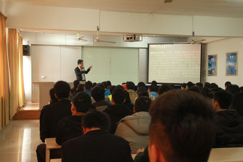 　上海移腾陈总给同学们介绍公司情况