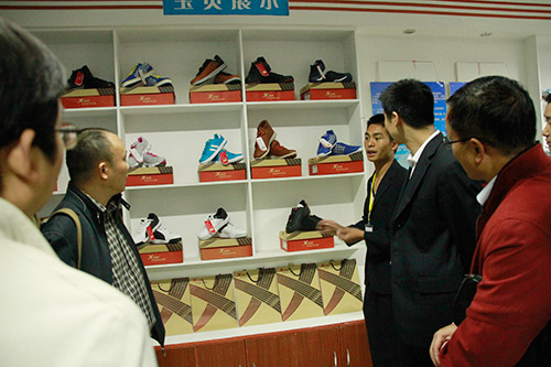 队长李华红正在向成都市教育局领导介绍项目